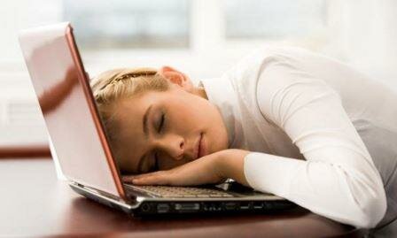 Девушка спит на ноутбуке